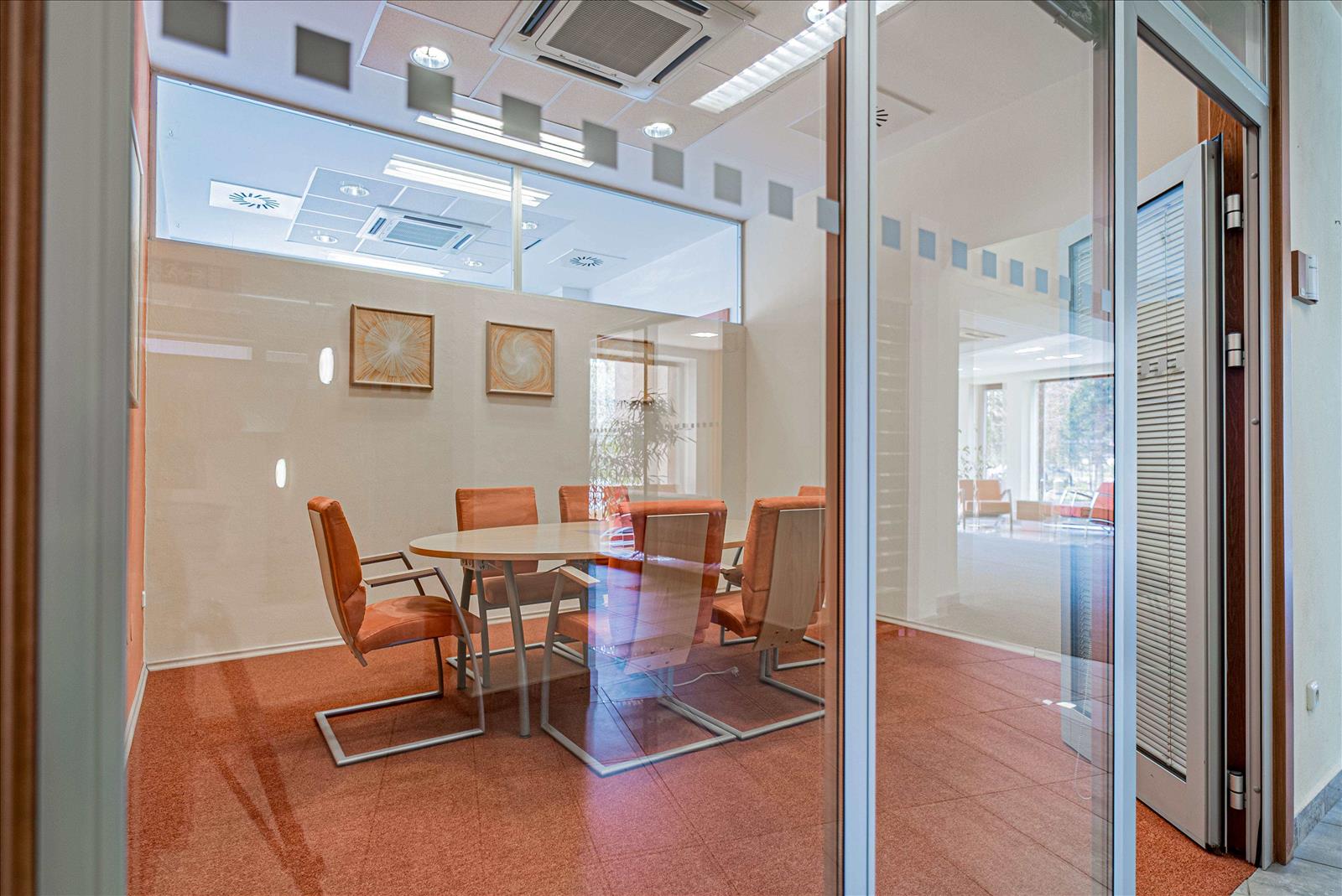 638985881431940284_Zasedačka oranžová_DSC02064-HDR.jpg